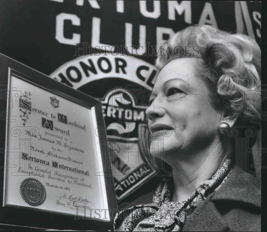 1971 Press Photo Mrs. James Sizemore Receives "Service To Mankind Award"- Historic Images