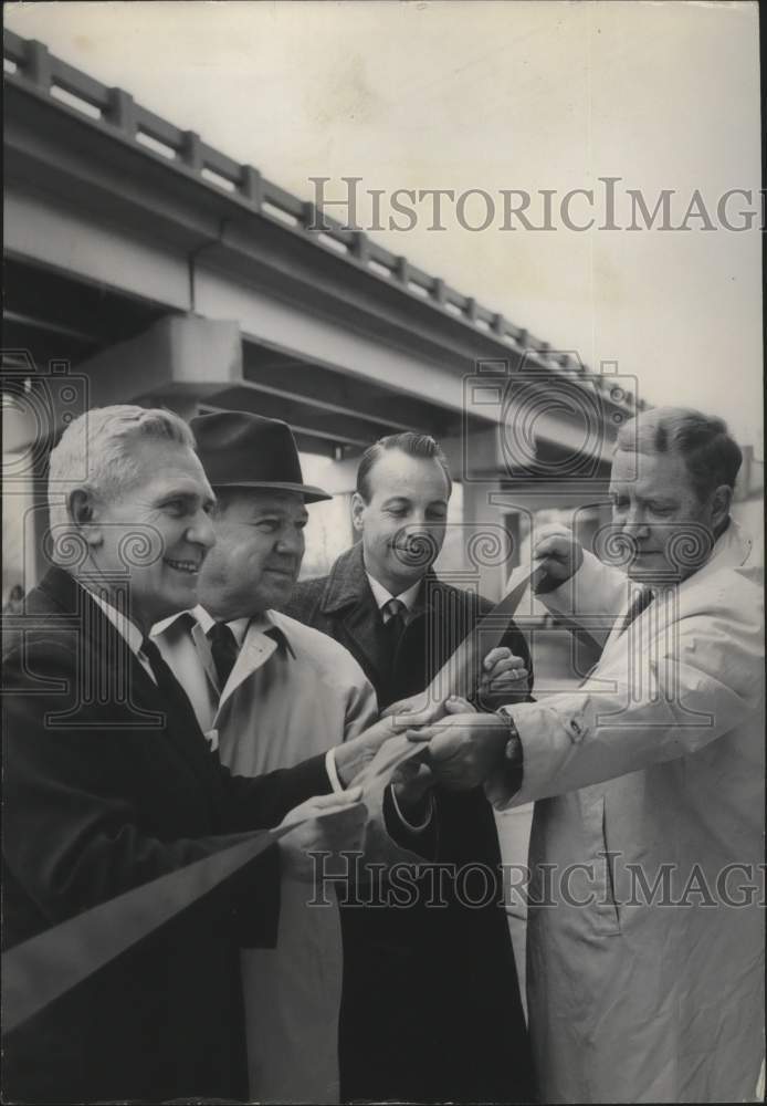 1967 Press Photo George Seibels, Birmingham Alabama Mayor cuts ribbon- Historic Images