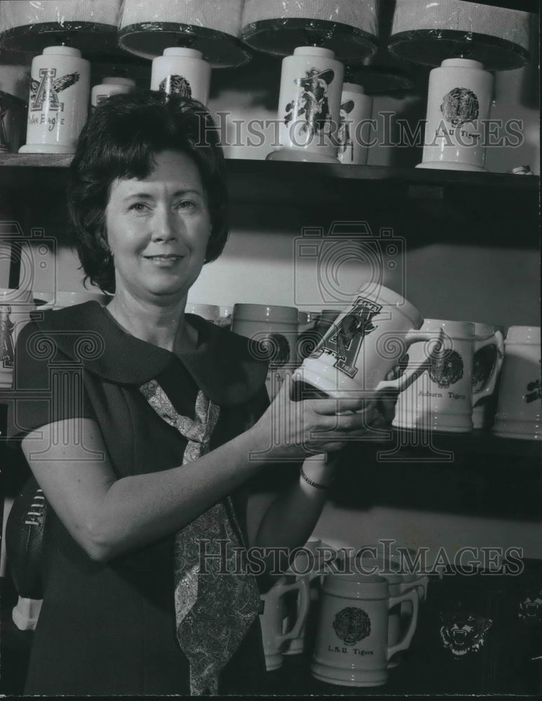 1973 Press Photo Mrs. Fred Teaford, manager, holding mugs at the Tie Castle- Historic Images