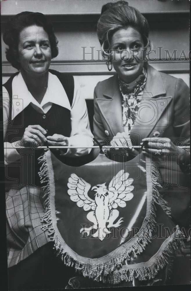 Load image into Gallery viewer, 1973 Press Photo With Beaux Arts Silks, Mrs. Jack Tomlinson, Mrs. Thomas Pearce

