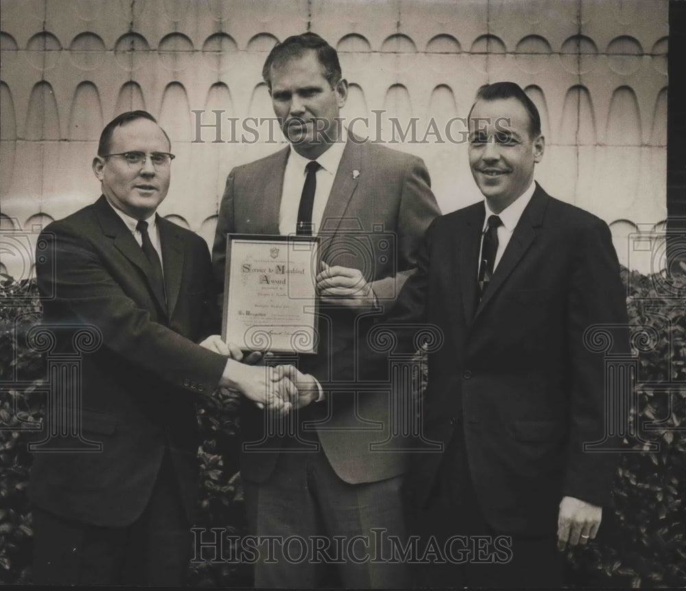 1966 Press Photo Birmingham, AL Mutt Reynolds Receives Service Club Award - Historic Images