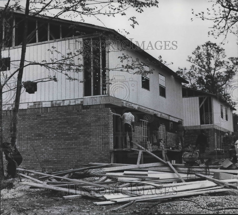 1974 Press Photo Workmen put final touches on Roosevelt Housing Project- Historic Images