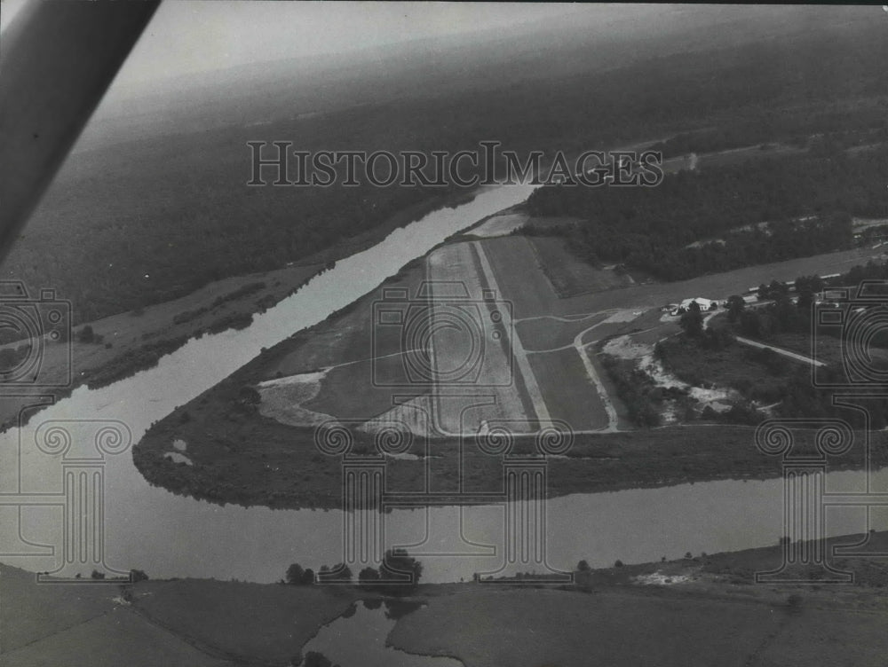 1974 Press Photo River marks boundary on airport land of W. Fred Robison, Owner- Historic Images