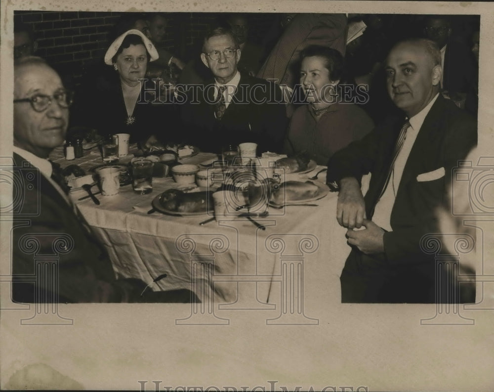 1954 Press Photo Mr. E. L. Roberts, politician and Mrs. Roberts with others- Historic Images