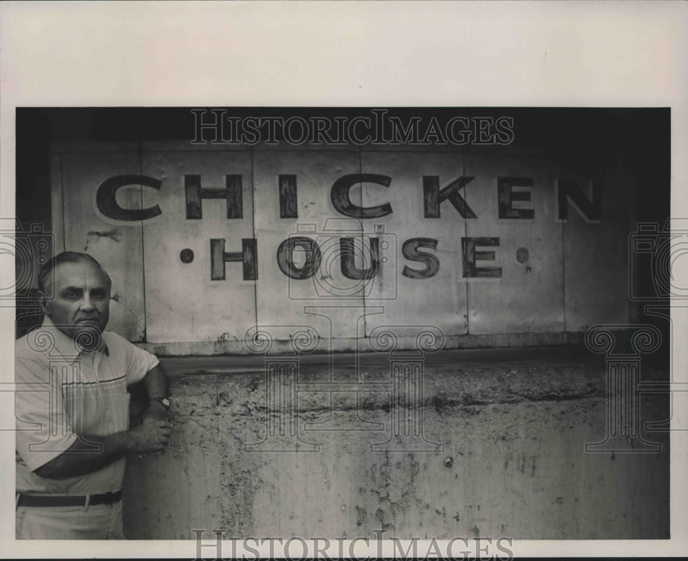 1987 Press Photo Andrew J. Smith at His Chicken House, Alabama- Historic Images