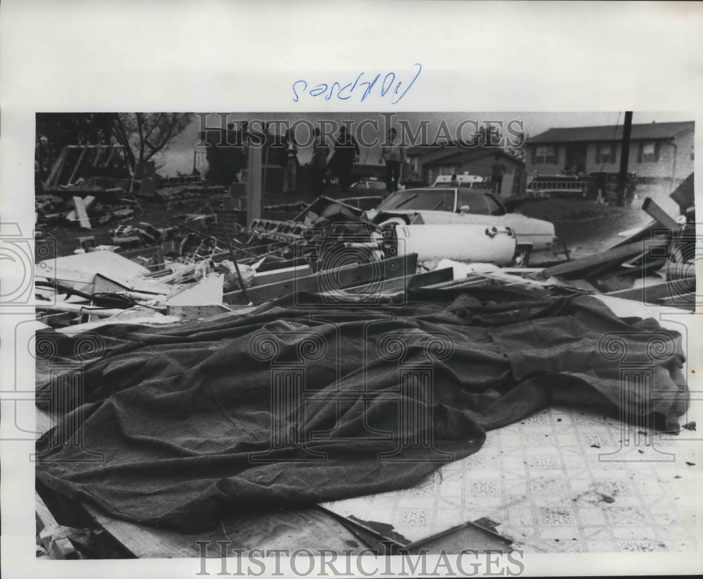 1977 Press Photo corpses covered by tarp among tornado damage, Alabama- Historic Images