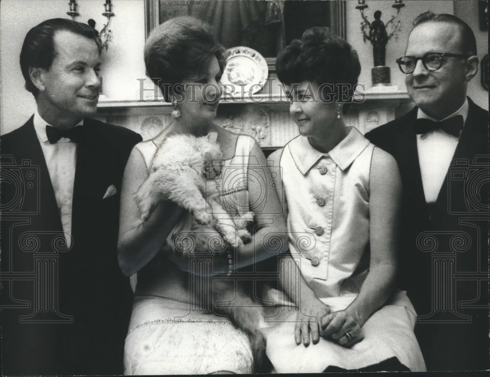 1967 Press Photo Mr. and Mrs. John Jemison Jr., with Guests from Britain at Home- Historic Images