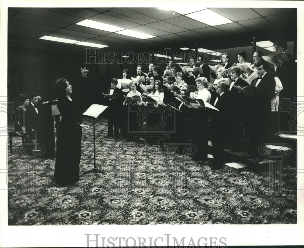 1981 Press Photo Daphne Grimsley leads Civic Opera Chorus in Brahms Liebeslieder - Historic Images