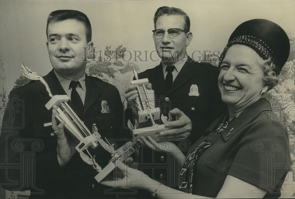 1968 Press Photo Firemen R. K. Griffin and L. C. Stainaker receive trophies- Historic Images