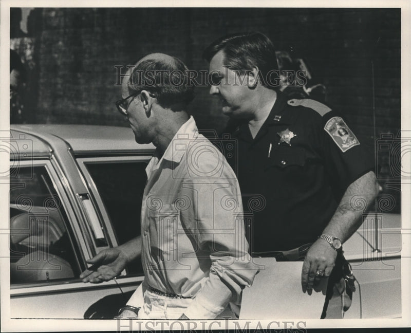 Load image into Gallery viewer, Press Photo William Slagle escorted to car by police officer - abna41225
