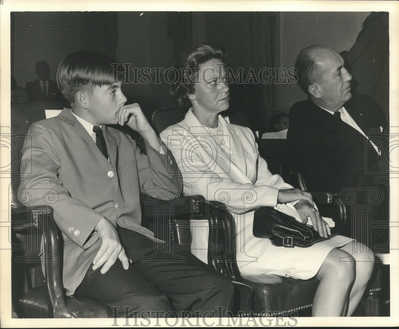 Load image into Gallery viewer, 1965 Press Photo George Wallace's son and wife listen at legislature - abna41393
