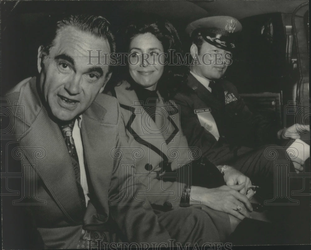 1973 Press Photo Alabama Governor and Mrs. George Wallace with military person- Historic Images