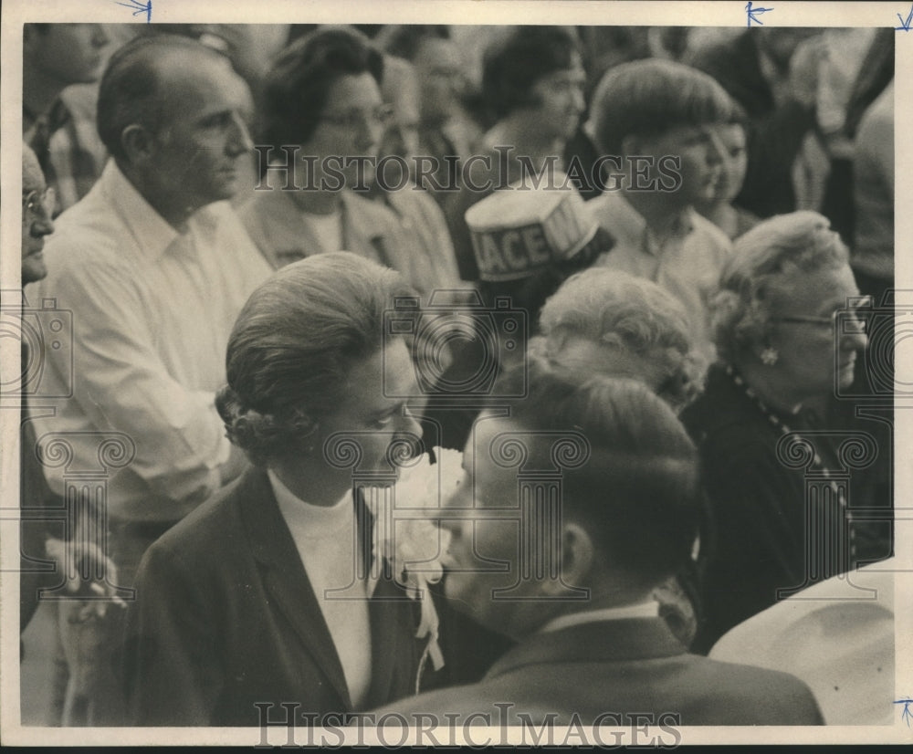  Press Photo  Lureen Wallace in crowd of unidentified persons- Historic Images