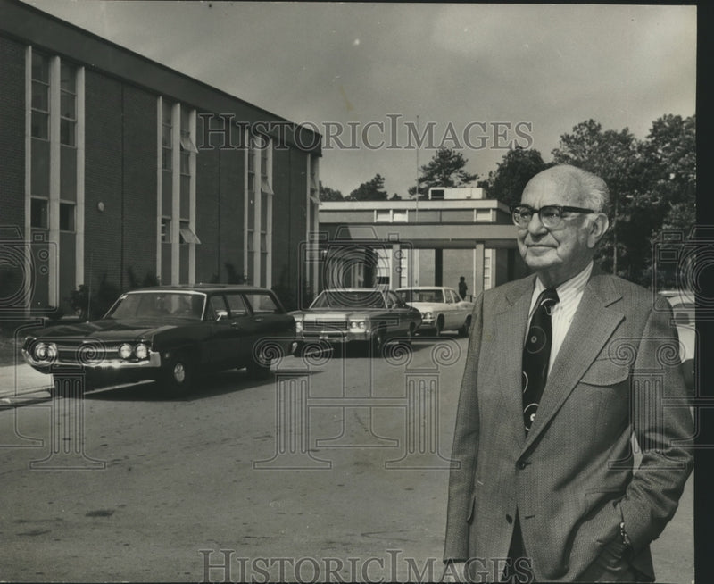 Load image into Gallery viewer, 1972 Press Photo Vestavia Hills, Alabama School Named for Businessman's Father
