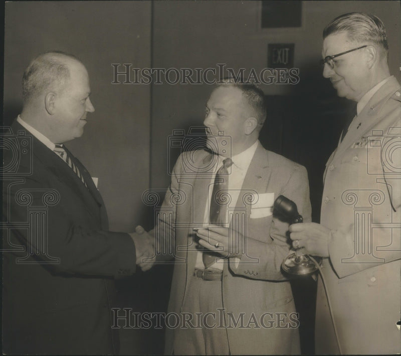 Load image into Gallery viewer, 1957 Press Photo Jack Askins, Conference Speaker gets key to city, Alabama
