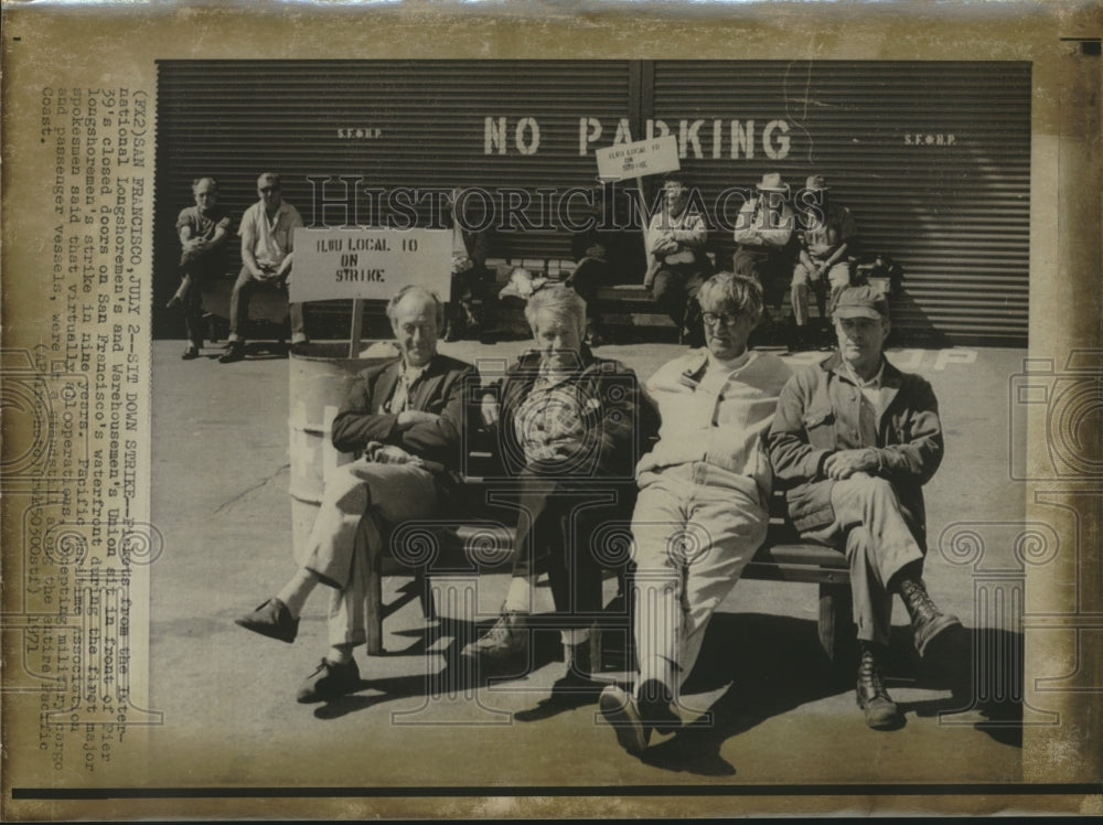 1971 Press Photo Picketers sit in front, Pier 39&#39;s closed door in San Francisco- Historic Images