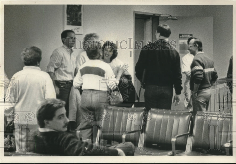 1989 Press Photo Visionary Marija Pavlovic Hugs Friends as She Departs Alabama- Historic Images