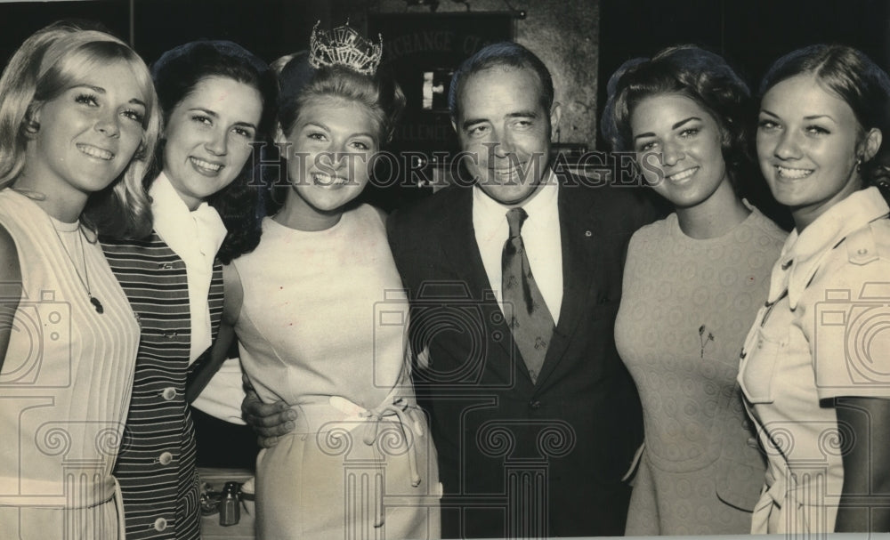 1970 Press Photo Richard Simmons Jr., with Five Miss Alabama Competitors- Historic Images