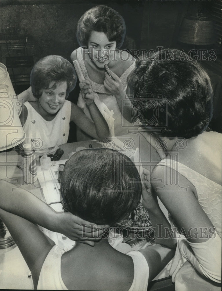 1963 Press Photo Contestants for the Miss Alabama Contest apply makeup in mirror- Historic Images