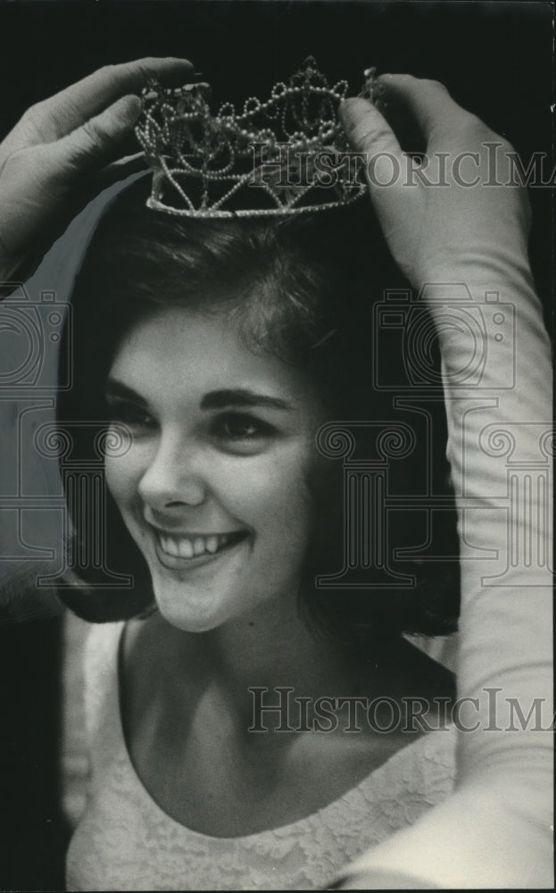 1967 Press Photo Jennifer McFadden, Junior Miss Alabama Winner, Crowned- Historic Images