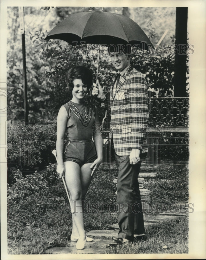 1967 Press Photo Miss Alabama Contestant with Baton and Men with Umbrella- Historic Images