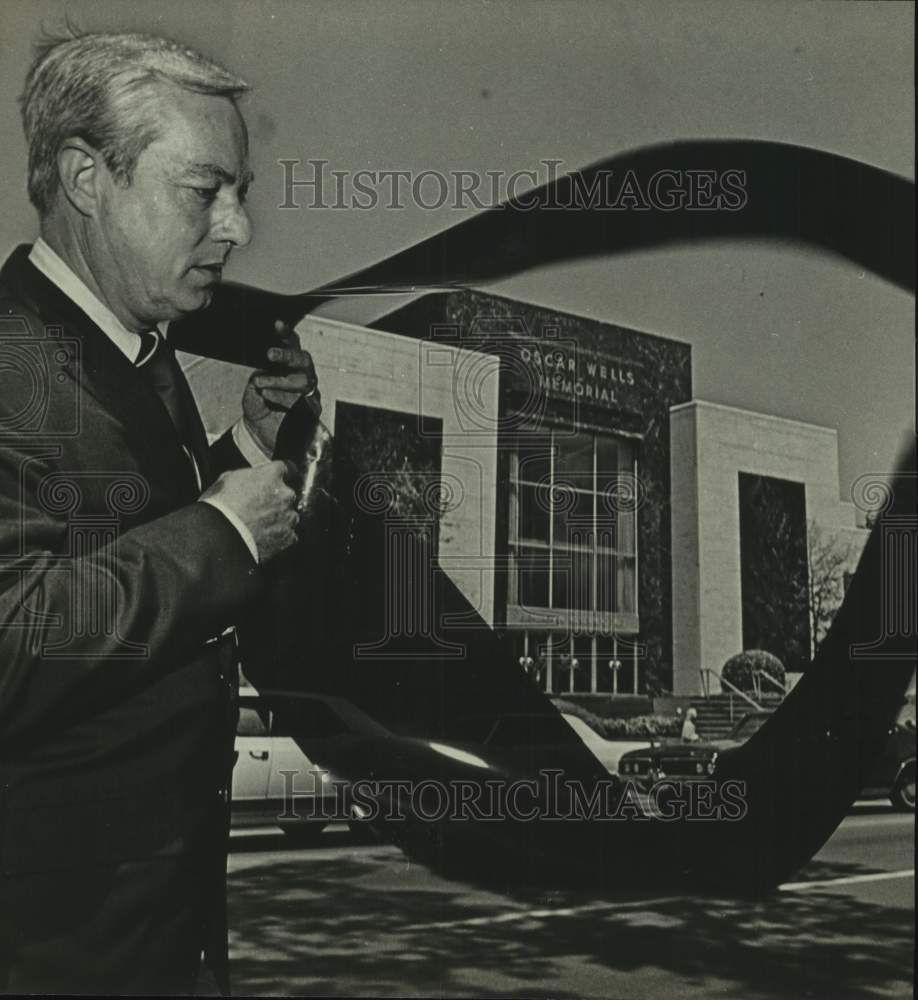 1970 Press Photo Musician Henry Kimbrell outside Oscar Wells Memorial, Alabama- Historic Images