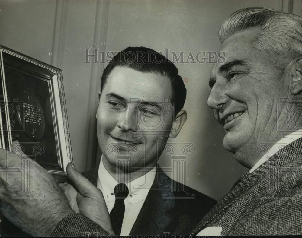 1959 Press Photo Walter Bouldin Gives Citation to Mark Russell - Christmas Seal- Historic Images