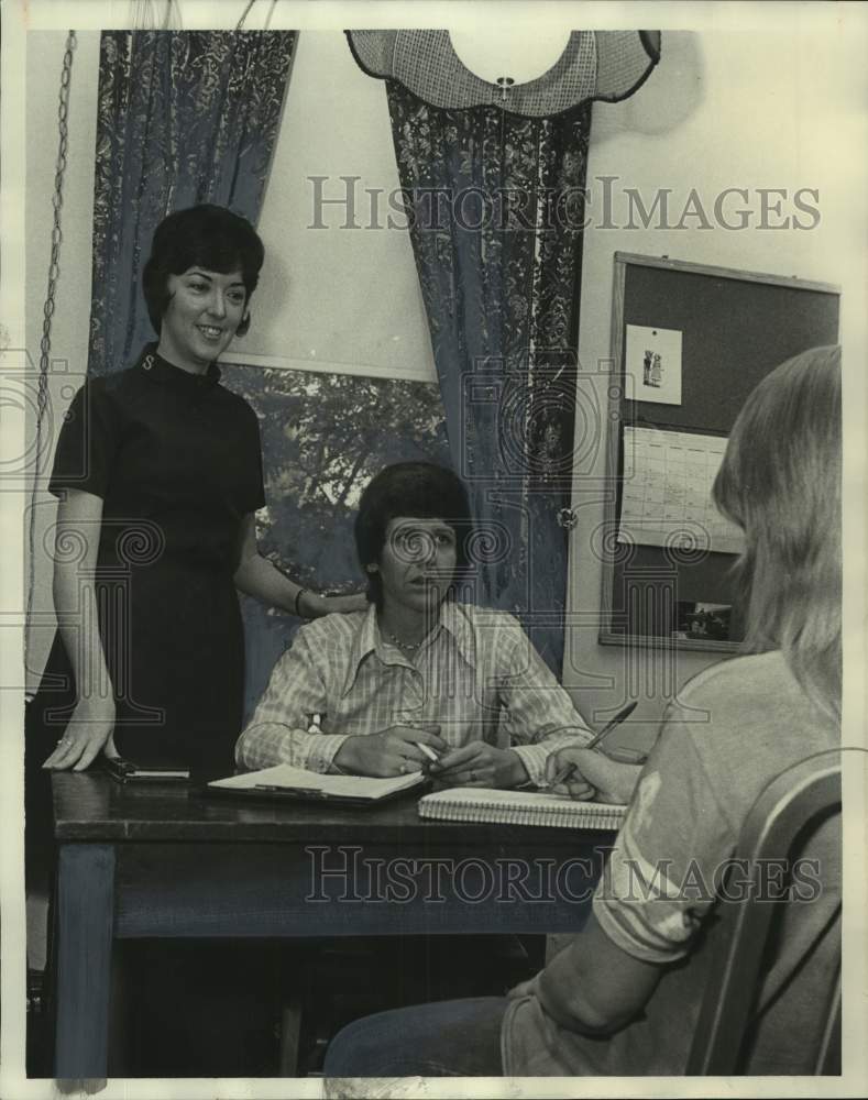 1974 Press Photo Brooke Hopkins &amp; others, Salvation Army Girl&#39;s Lodge, Alabama- Historic Images