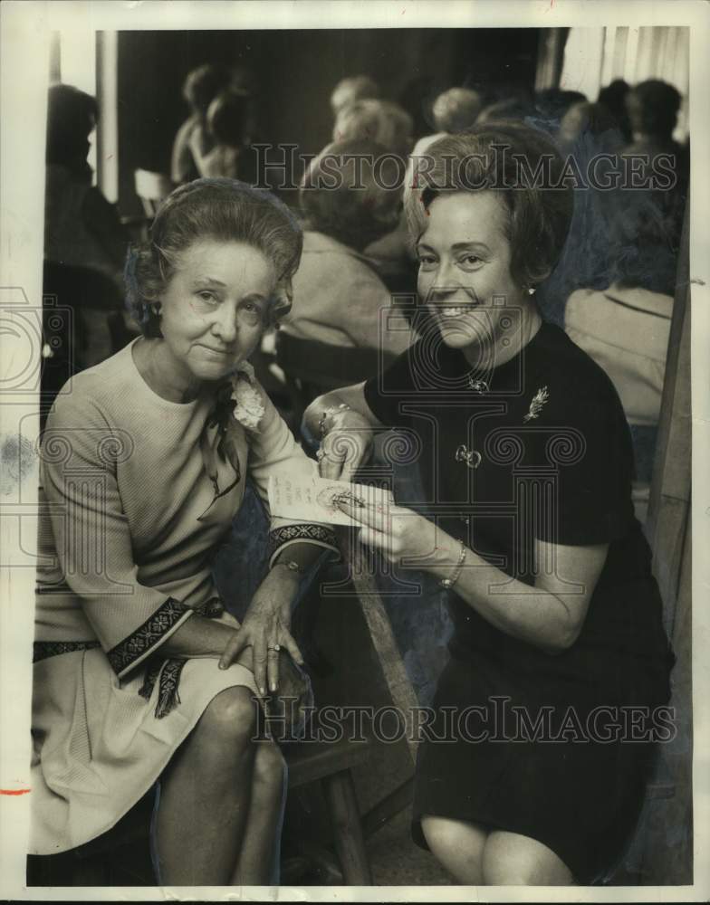 1970 Press Photo Garden Club members Mrs. Vastine Stables, Ms. Wm. Kearney, AL- Historic Images