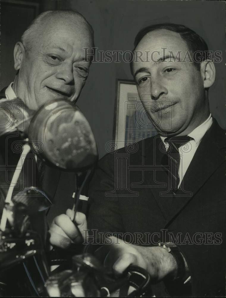 1967 Press Photo John Breyer,Chairman Cancer Crusade & Russell Dimmick talk golf - Historic Images