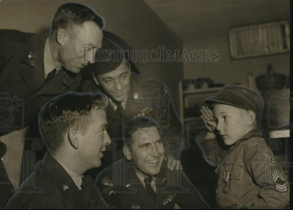 1955 Press Photo National Guardsmen in Phenix City with Dannie Kemp, age 5- Historic Images