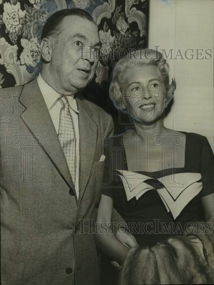 Load image into Gallery viewer, 1957 Press Photo Hollywood Columnist Sheilah Graham with Writer Carroll Righter
