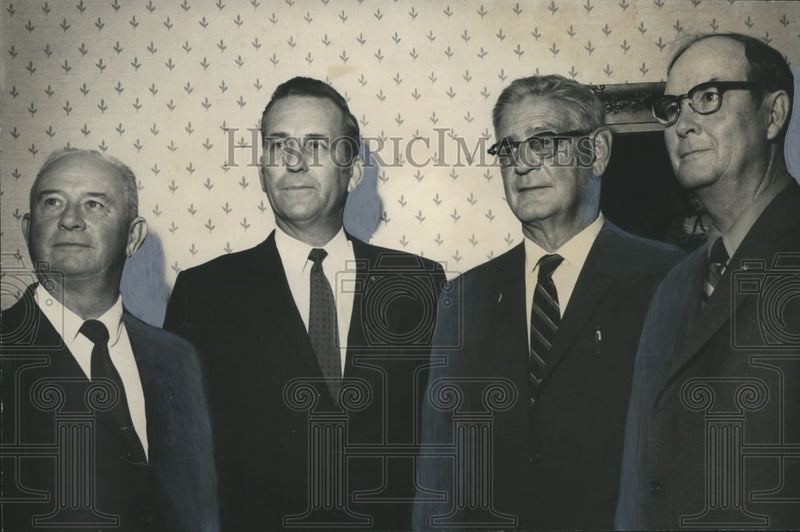 Load image into Gallery viewer, 1969 Press Photo Kenneth Daniel of Foundry Education Foundation meets educators
