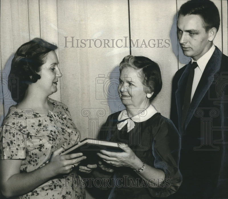 Load image into Gallery viewer, 1958 Press Photo Mrs. R. K. Coffee accepts yearbook from Betty Alverson, Alabama
