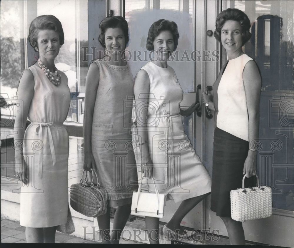 1955 Press Photo Mrs. John Buchanan and others at front doors- Historic Images