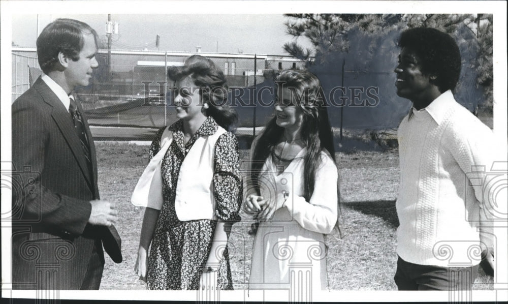 1980 Press Photo Dr. James Chasteen Chats with Students - Calhoun Junior College - Historic Images
