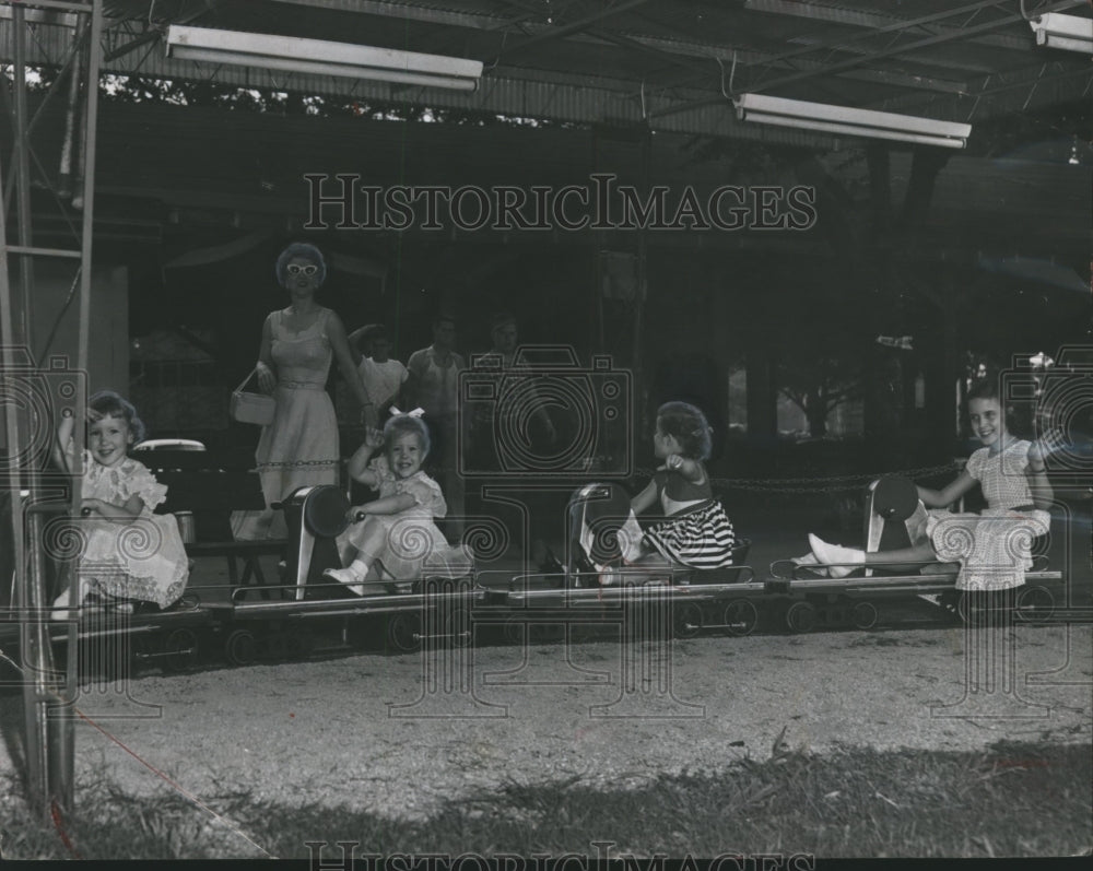 1955 Press Photo Children play at Kiddieland Park in Birmingham, Alabama - Historic Images