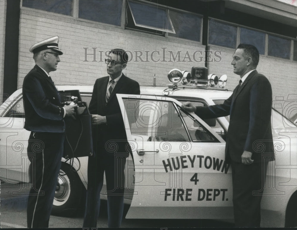 1969 Press Photo Hueytown Fire Chief and others review equipment - abno00582