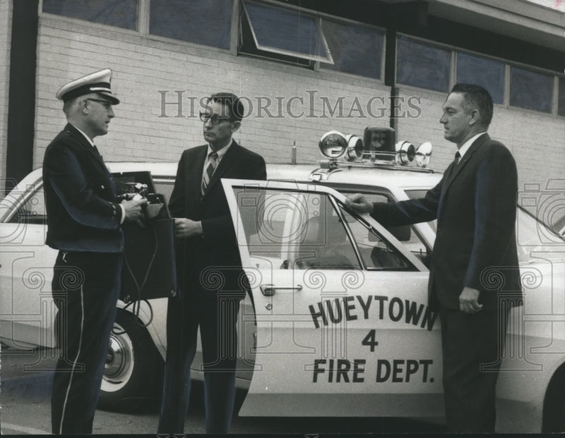 Load image into Gallery viewer, 1969 Press Photo Hueytown Fire Chief and others review equipment - abno00582
