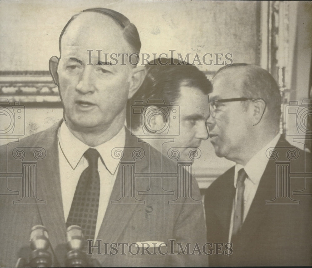 1970 Press Photo Postmaster General Winton Blount issues orders in strike crisis
