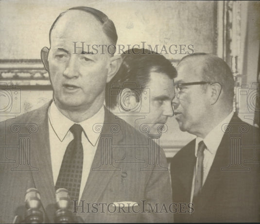 1970 Press Photo Postmaster General Winton Blount issues orders in strike crisis