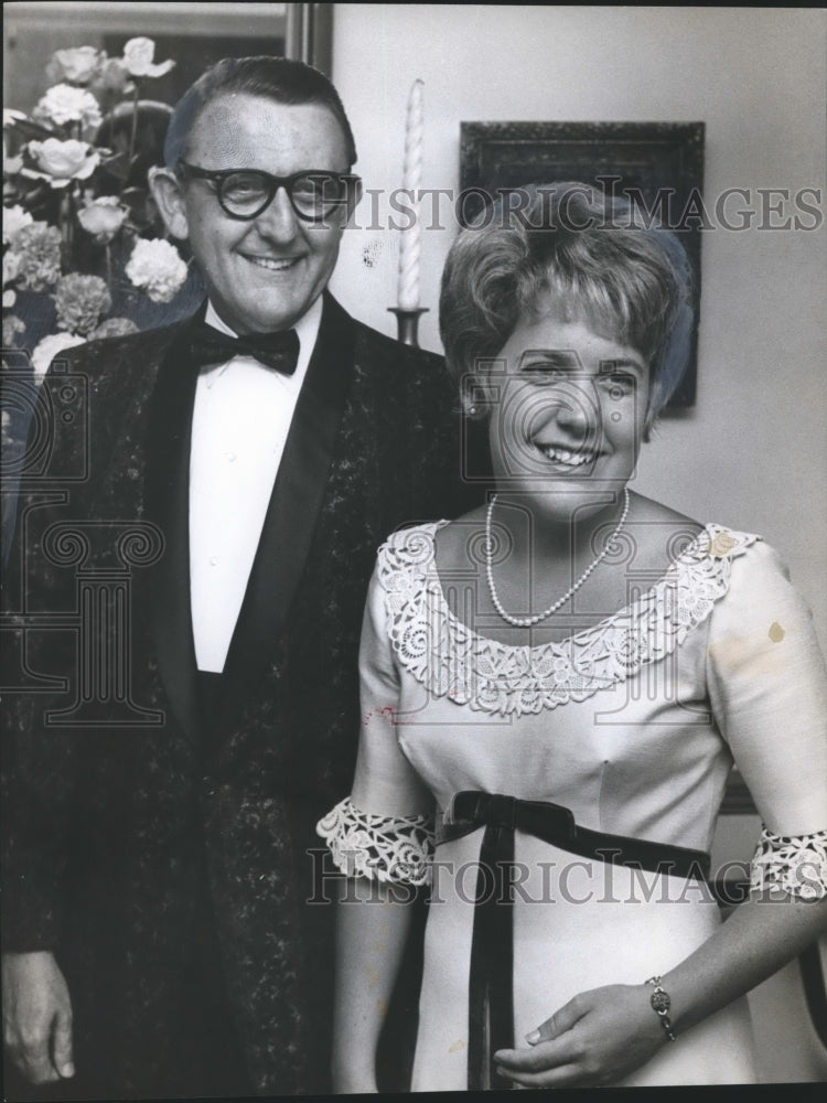 1965 Press Photo Debutante Miss Lynn Davis with her father, Birmingham, Alabama- Historic Images