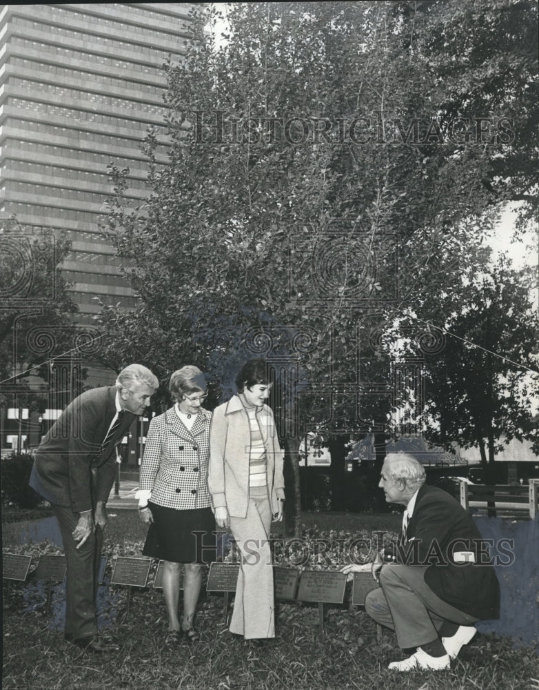 1972 Press Photo Birmingham, Alabama Parks: Woodrow Wilson Freedom Tree Visitors