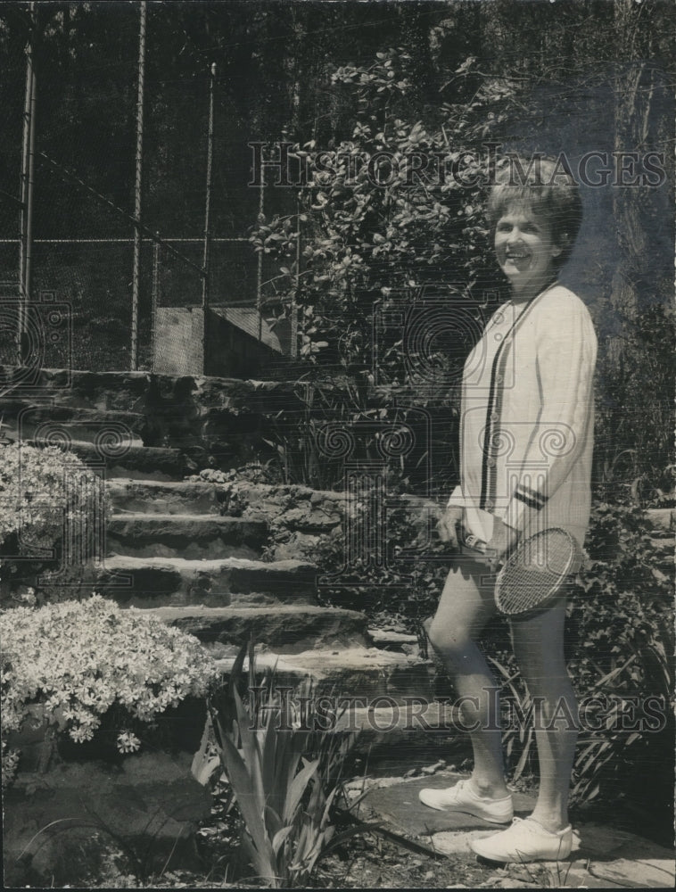 1970 Press Photo Mrs. Walter L. Cloyd of Scribblers with Tennis Racket - Historic Images