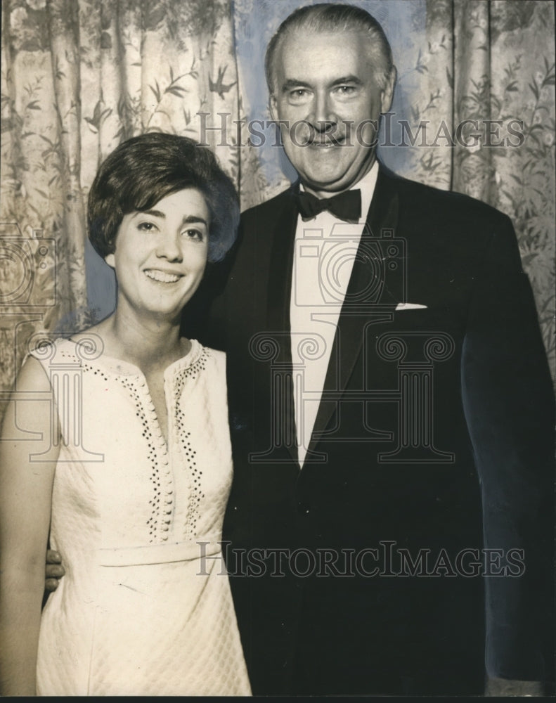 Load image into Gallery viewer, 1969 Press Photo Count d'Angerville and Edna Ann Cunningham of Gadsden, Alabama
