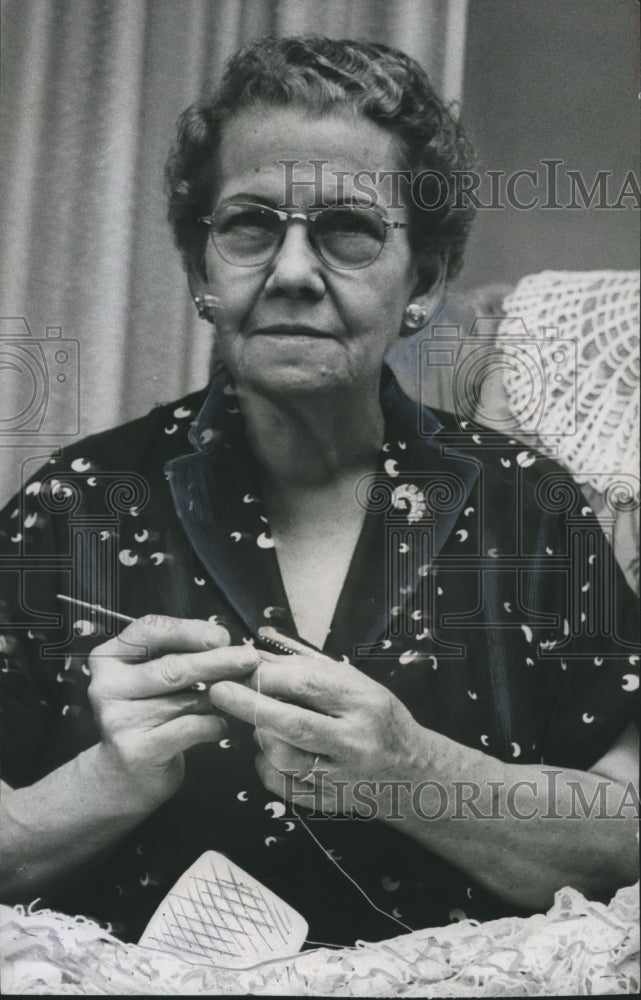 1958 Press Photo Norma Springfield Cunningham of Birmingham, Alabama crochets