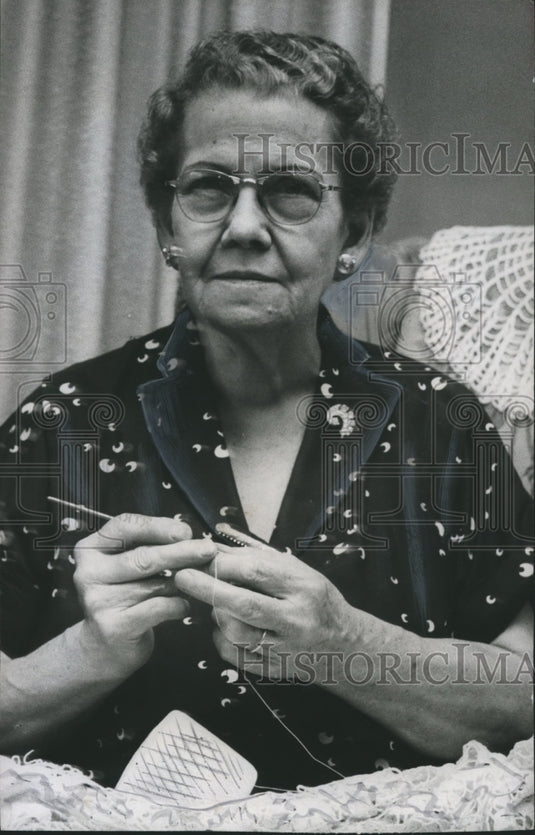 1958 Press Photo Norma Springfield Cunningham of Birmingham, Alabama crochets