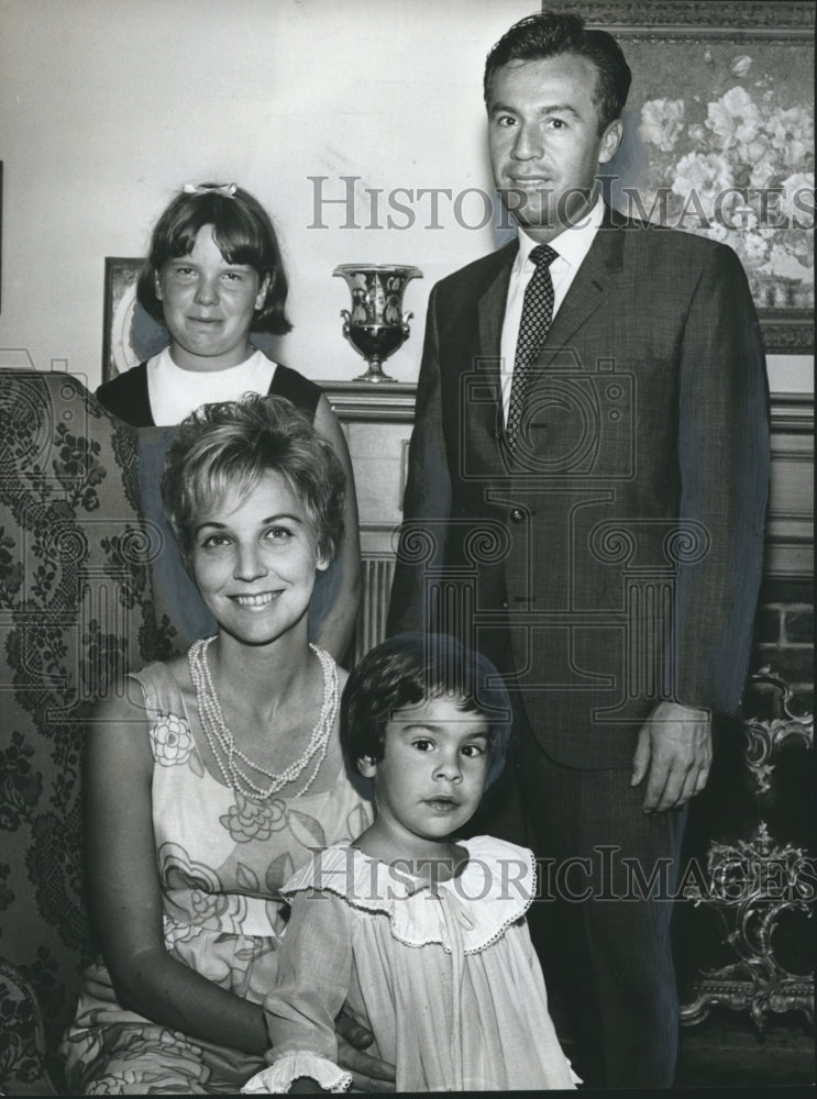 1966 Press Photo Doctor and Mrs. Jorge Caceres, Pilar and Ann LeGrand in Alabama- Historic Images