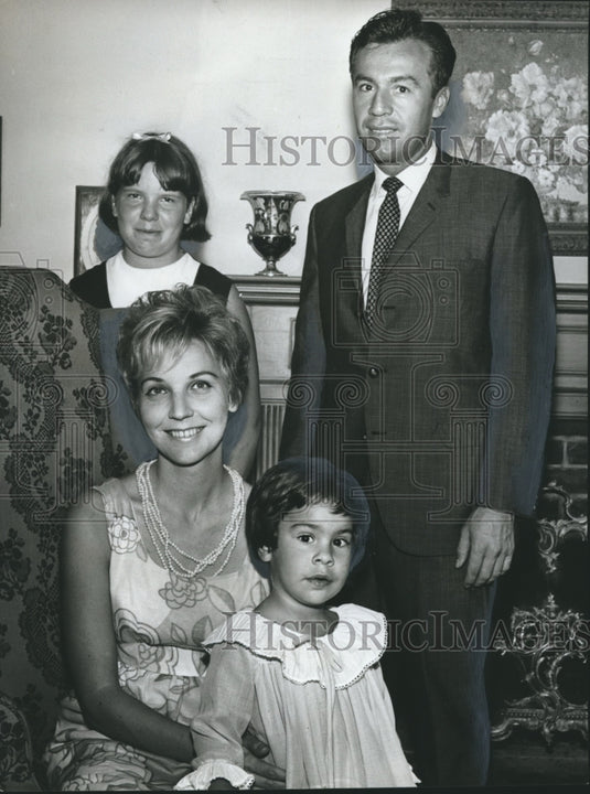 1966 Press Photo Doctor and Mrs. Jorge Caceres, Pilar and Ann LeGrand in Alabama- Historic Images