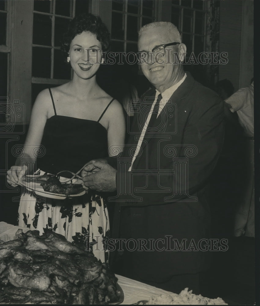 1962 Press Photo Oak Hill Mayor Julius Dale with Miss Alabama Patricia Bonner - Historic Images